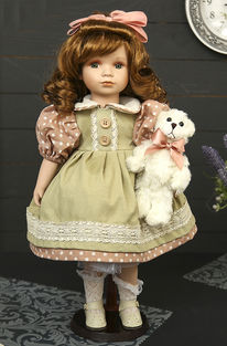 Коллекционная кукла на подставке 